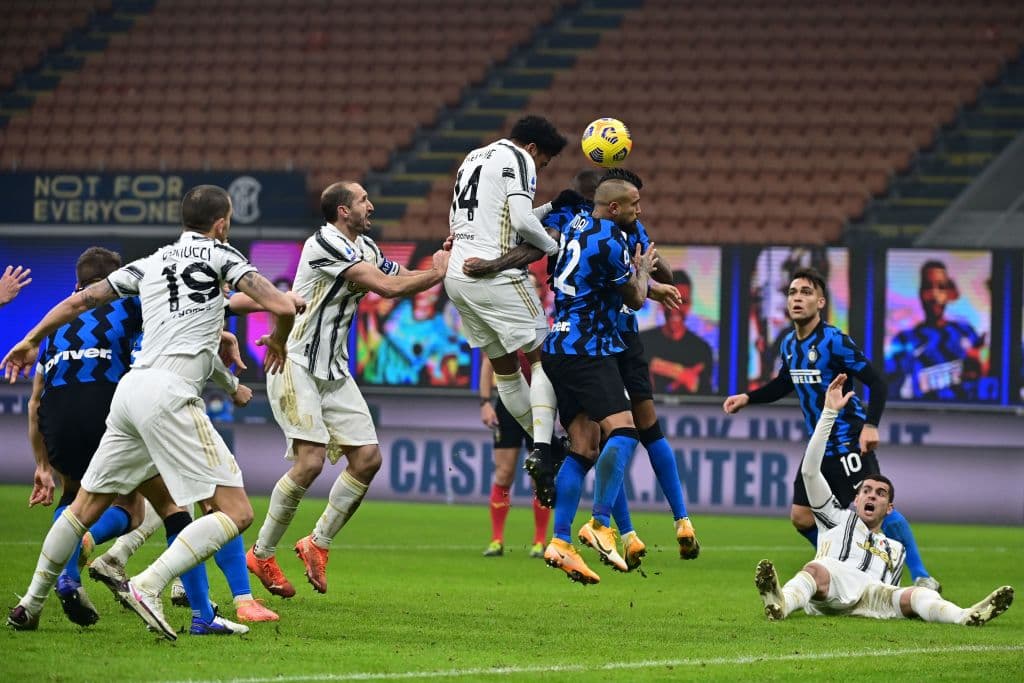 Juventus ve la derrota 0-2 ante el Inter. La escuadra 'nerazurri se lleva el Derbi con goles de Arturo Vidal al minuto 12, seguido de Nicoló Barela al 52, durante la Jornada 18 en la Serie A.