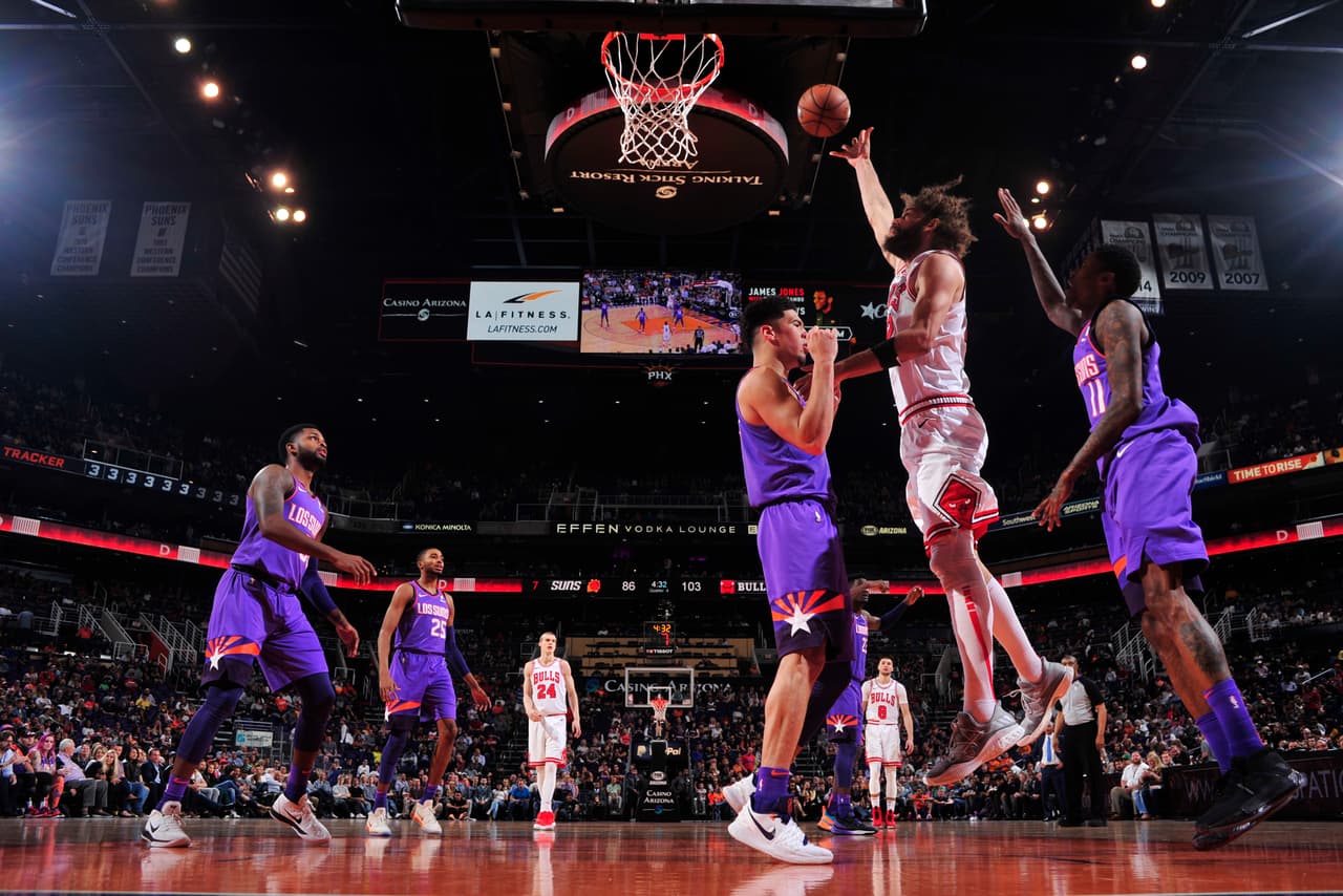 Bulls 116-101 Suns: Robin López marcó el camino del triunfo para Chicago en este duelo por los últimos puestos de amboas conferencias. Phoenix ocupa el puesto 15 del Oeste y los Bulls el 13 del Este. El pívot de origen cubano logró 24 puntos, siete rebotes y cuatro asistencias.