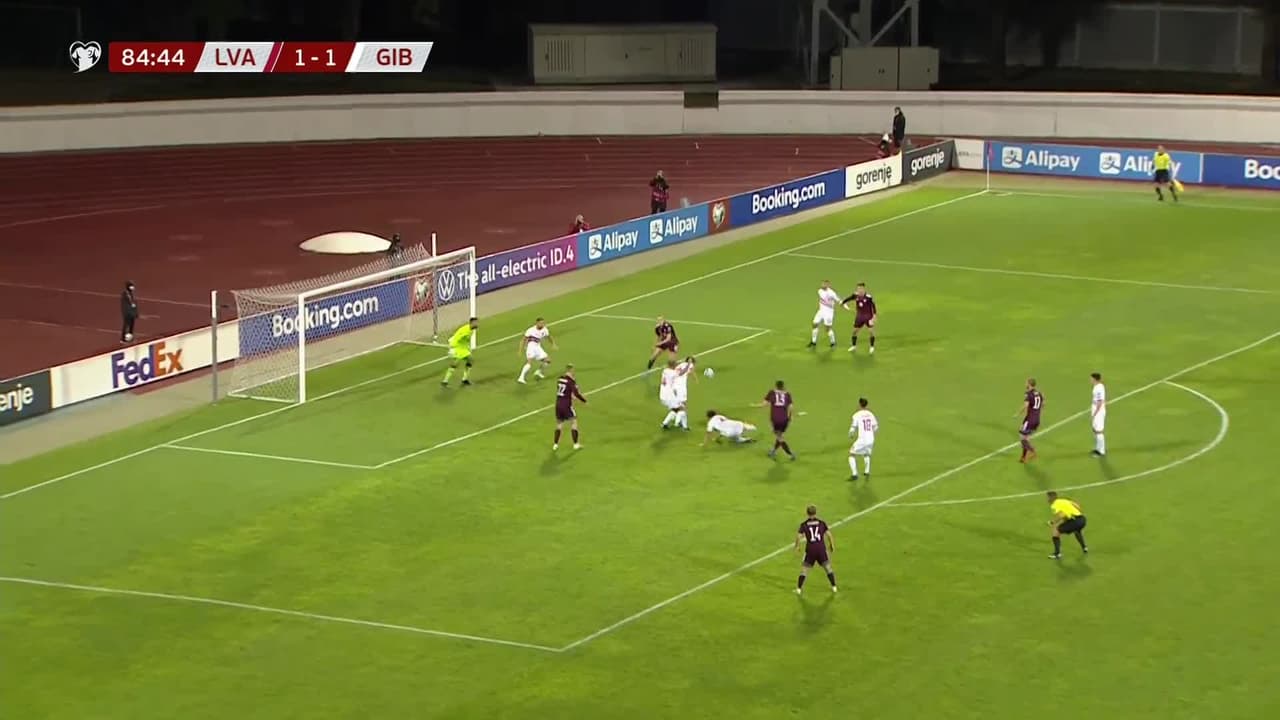 ¡GOL!  anota para Letonia. Vladislavs Gutkovskis