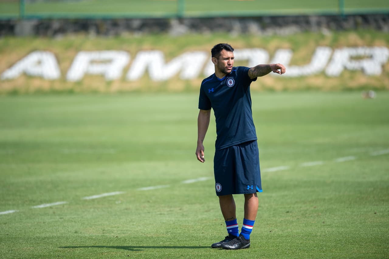 Las figuras de Walter Montoya y la posible llegada de Carlos 'Gullit' Peña son el sello de una nueva etapa en Cruz Azul, luego de la salida del argentino Christian Giménez tras ocho años en el club.