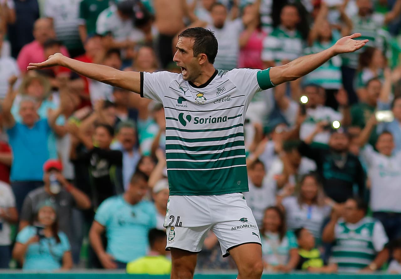 TORREON, MEXICO - MAY 06: Carlos Izquierdoz of Santos gestures during the quarter finals second leg match between Santos Laguna and Tigres UANL as part of the Torneo Clausura 2018 Liga MX at Corona Stadium on May 6, 2018 in Torreon, Mexico. (Photo by Manuel Guadarrama/Getty Images)