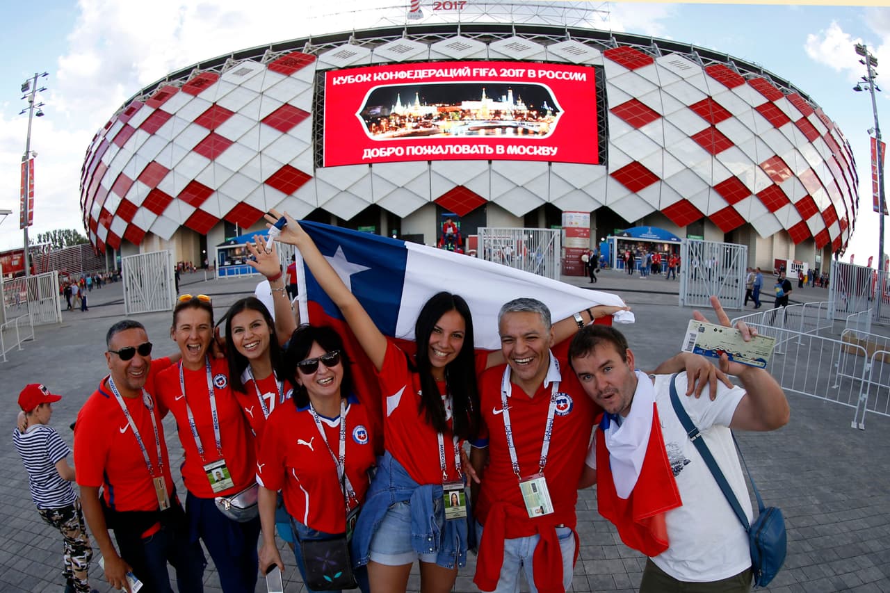 Con amigos, colegas y familiares, los chilenos fueron arribando al escenario deportivo.