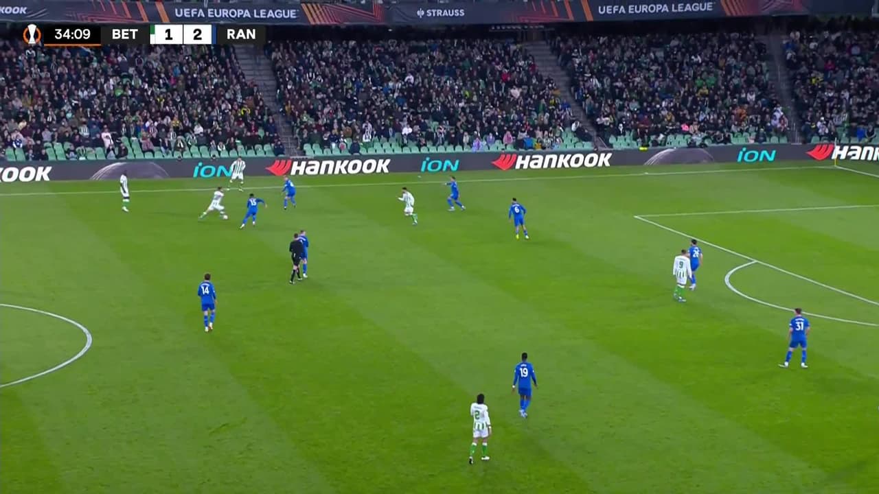 ¡TIRO ATAJADO! disparo por Ayoze Pérez.