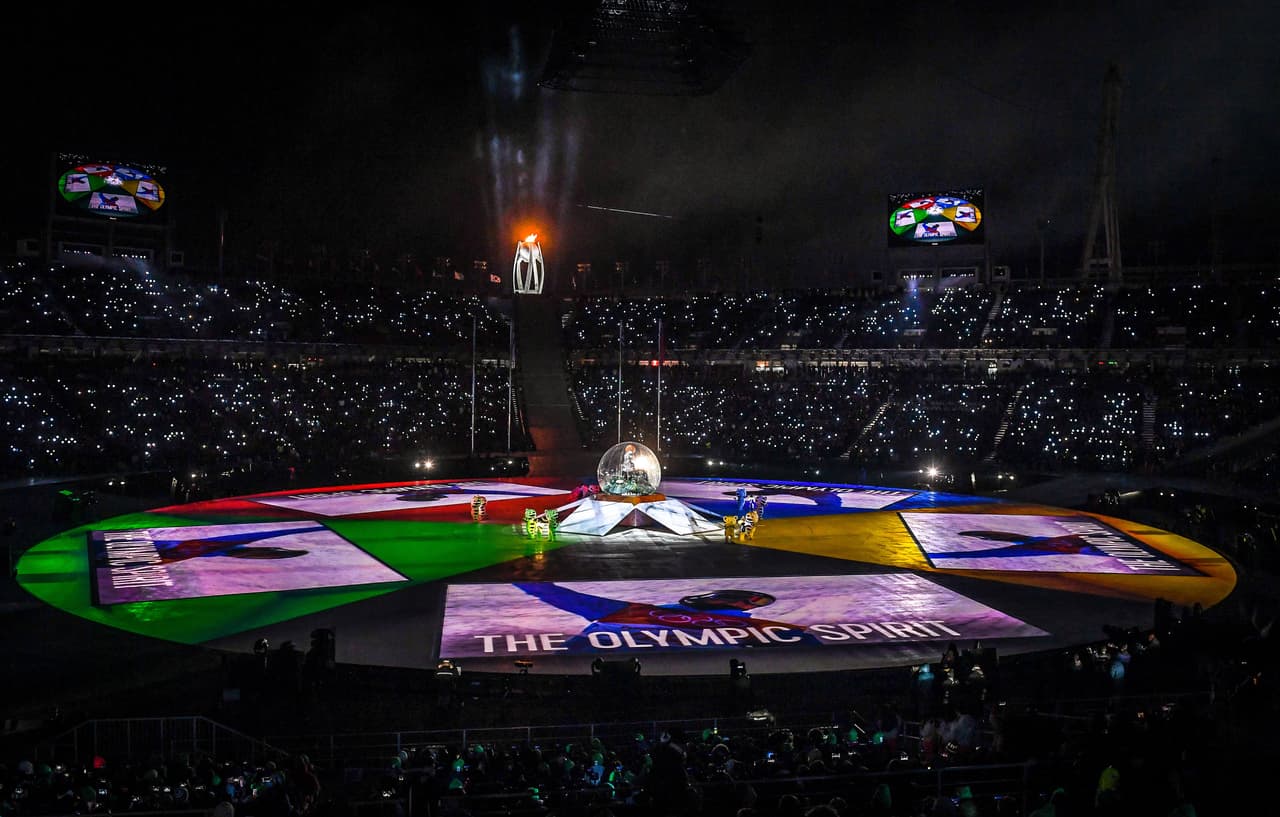 La ceremonia de cierre de Juegos Olímpicos de Invierno en Pyeongchang 2018 tuvo pirotecnia, luces, baile, música y colorido, un espectáculo que reflejó el brillo de la competencia en Corea del Sur.