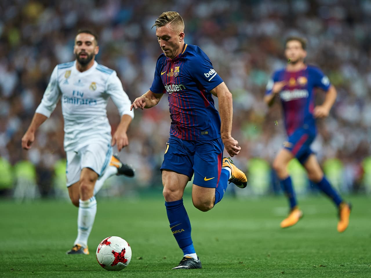 Ahora, con el cambio de política deportiva, la gente no está satisfecha con un canterano como Gerard Deulofeu intentando llenar los botines de Neymar.