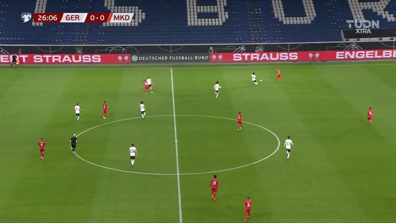 ¡TIRO ATAJADO! disparo por Serge Gnabry.