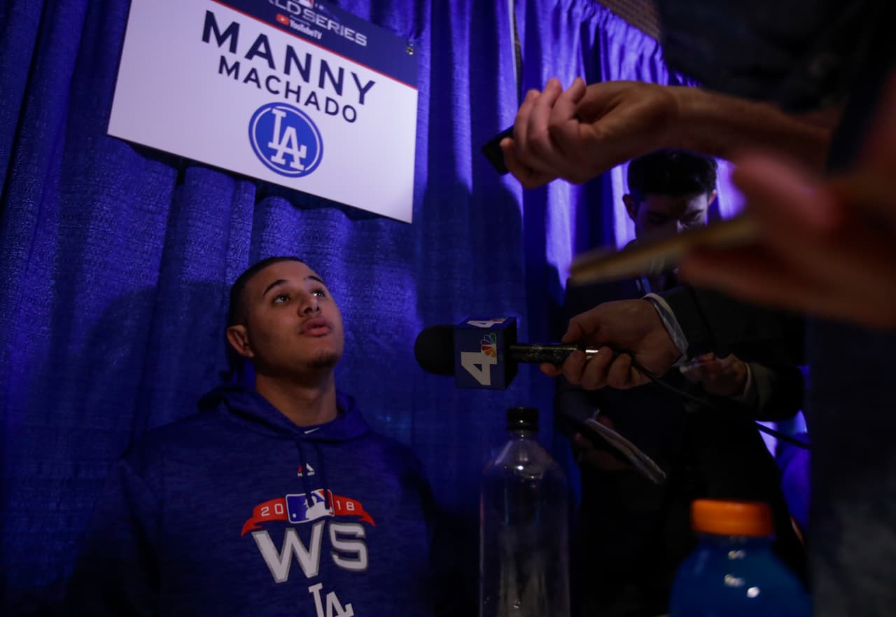 El controversial Manny Machado en conferencia con los reporteros. El exjugador de los Baltimore Orioles no será precisamente bienvenido por la rivalidad que se gestó en sus años allí.