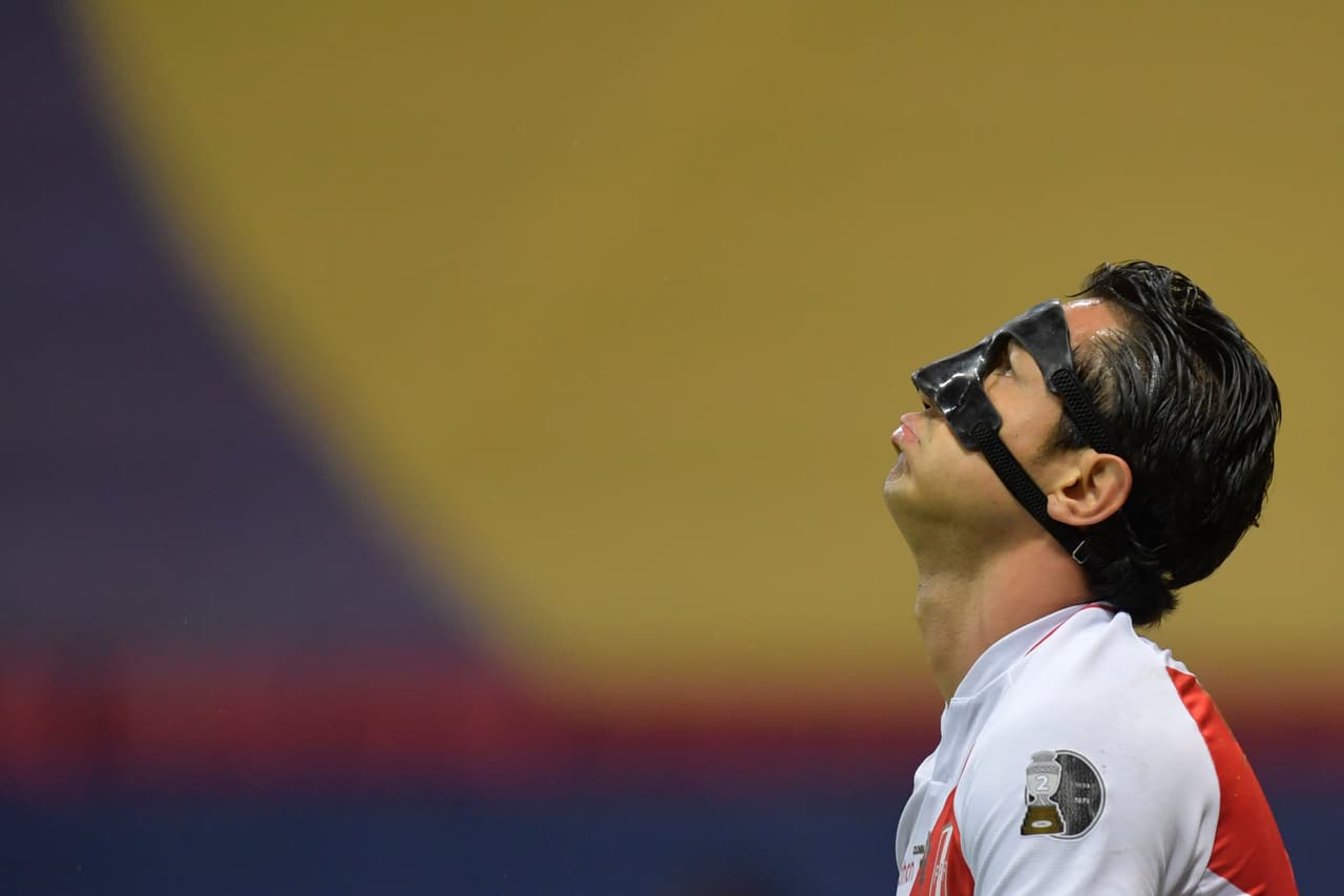 Al 28', Lapadula tuvo una segunda chance de redimirse y abrir el marcador, pero el 9 peruano volvió a perdonar con un disparo que se fue por un costado de la portería.