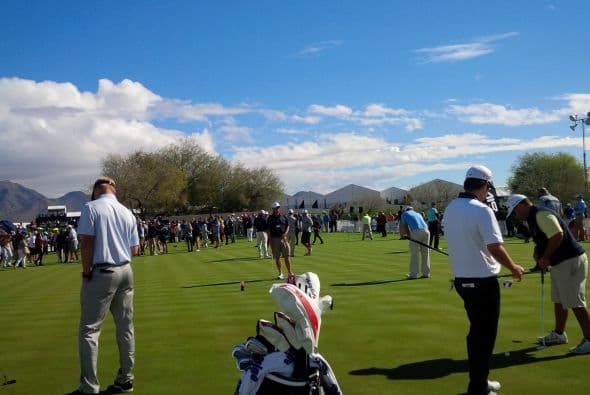Con unas 75 mil personas y la presencia de muchos jugadores latinoamericanos arrancó el famoso Phoenix Open, batiendo récord de asistencia.
