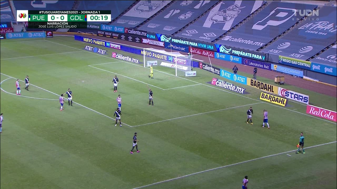 Arranca el partido y la pelota está en juego.