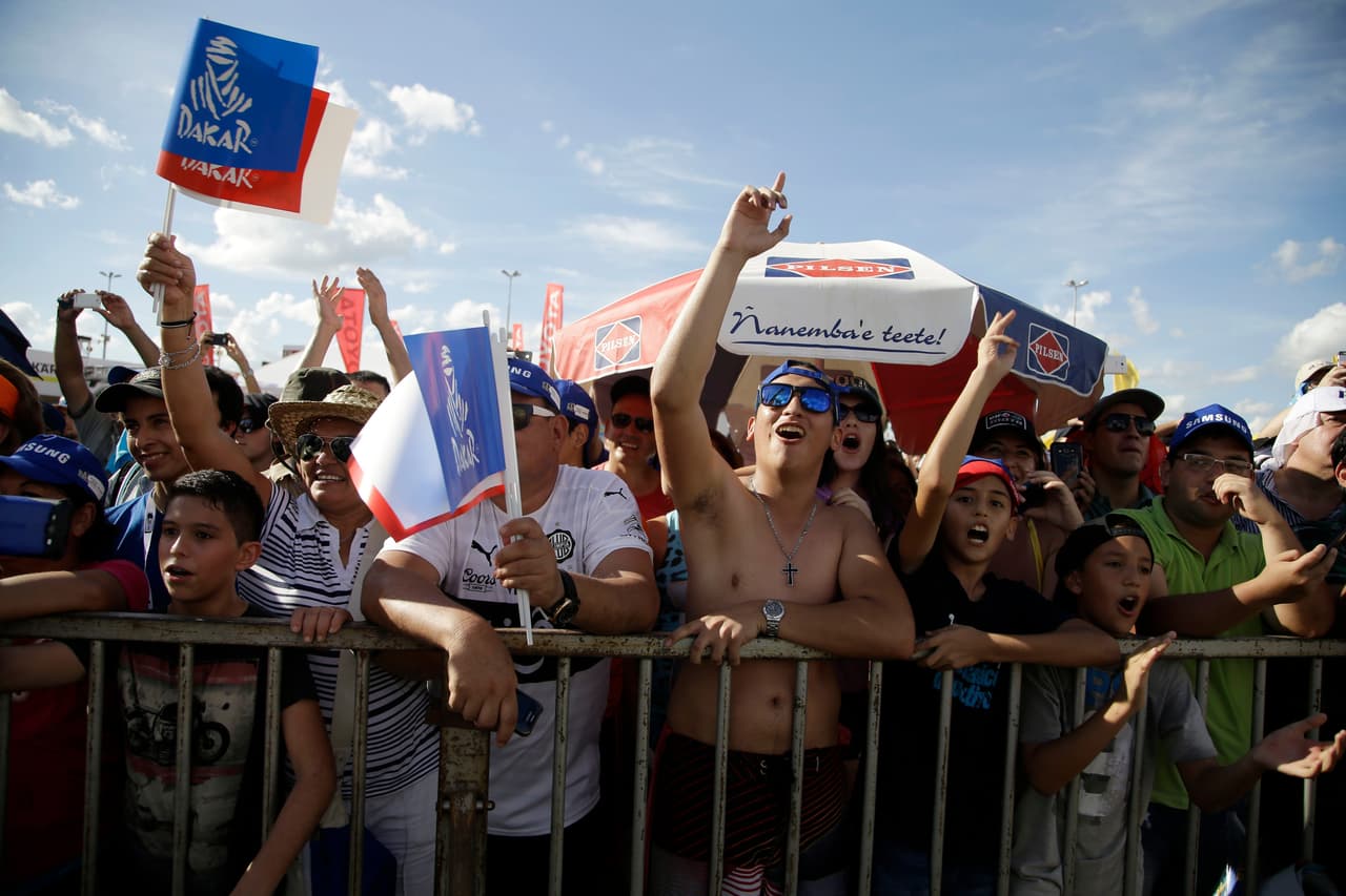 El presidente de Paraguay, Horacio Cartes, y el de Bolivia, Evo Morales, despidieron a la caravana del Dakar en el podio de largada en Asunción en la previa del comienzo el lunes 2 de enero, cuyo trayecto recorre territorio de ambos países más Argentina. El acto simbólico congregó a decenas de miles para la travesía que finaliza el 14 de enero en Buenos Aires.