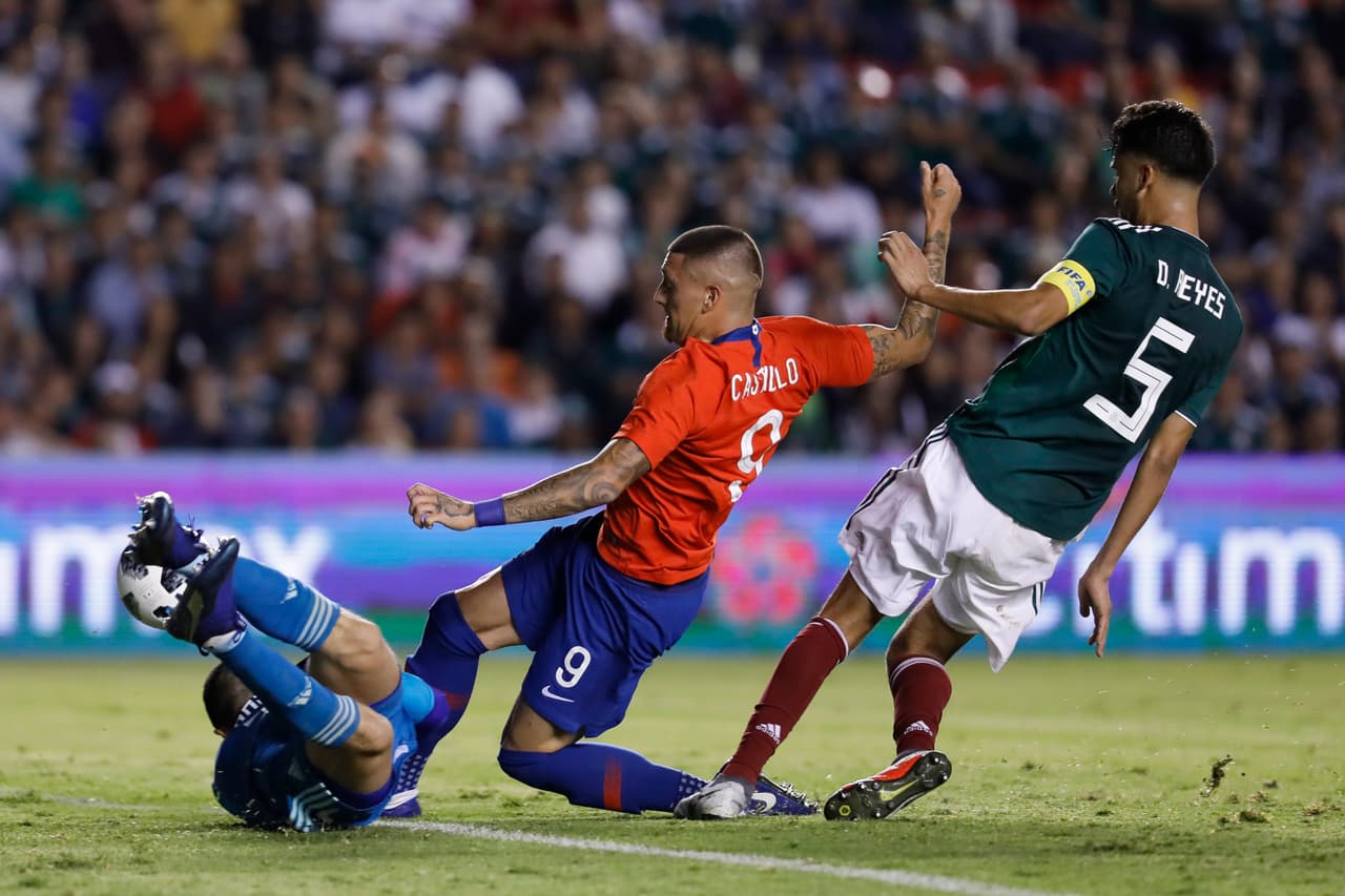 El portero llevó la peor parte de la jugada, pero el árbitro no consideró que fuera falta del atacante.