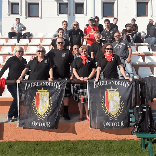 Varios aficionados belgas se escaparon del crudo invierno de su latitud para acercarse más a tierras soleadas y hacer más pasajera esta época del año.