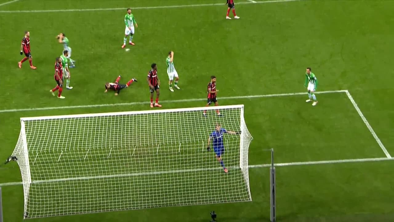 ¡TIRO ATAJADO! disparo por Marc Bartra.