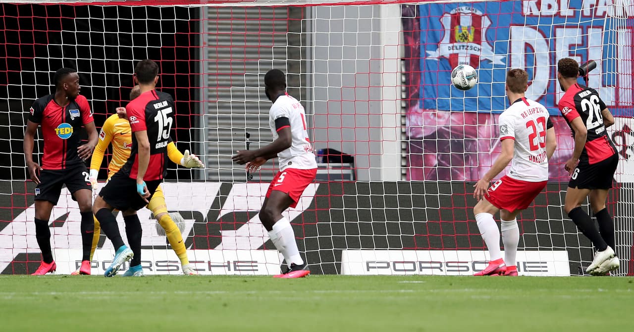 <b>Hertha Berlín pegó primero</b>
<br>- Marko Grujic (15) anotó el primer gol del partido apenasa al minuto 9 de la primera parte.
<br>- El jugador de Hertha llegó de frente al arco y con eel pie desvió la trayectoria del esférico para hacer el 0-1.