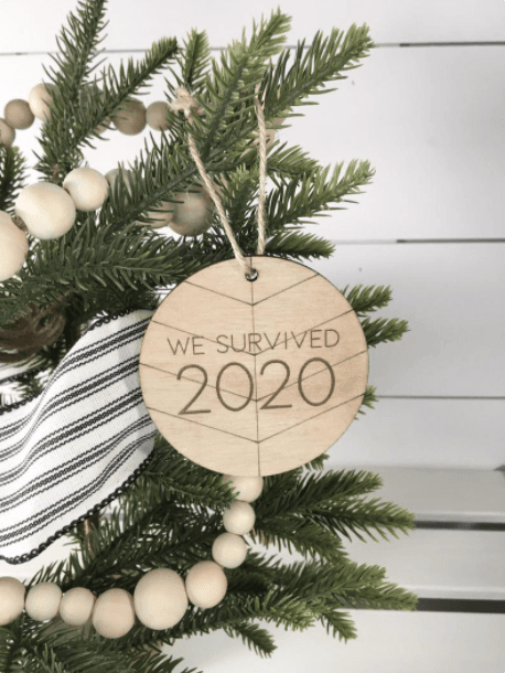 Las tarjetas y decoraciones navideñas con el tema de COVID-19 han ofrecido versiones alegres de las luchas que muchos han enfrentado este año.