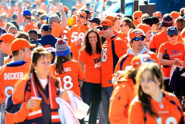 Las calles alrededor del Estadio Sports Authority Field de Denver vestidas de naranja y azul para el Campeonato de la Conferencia AFC.