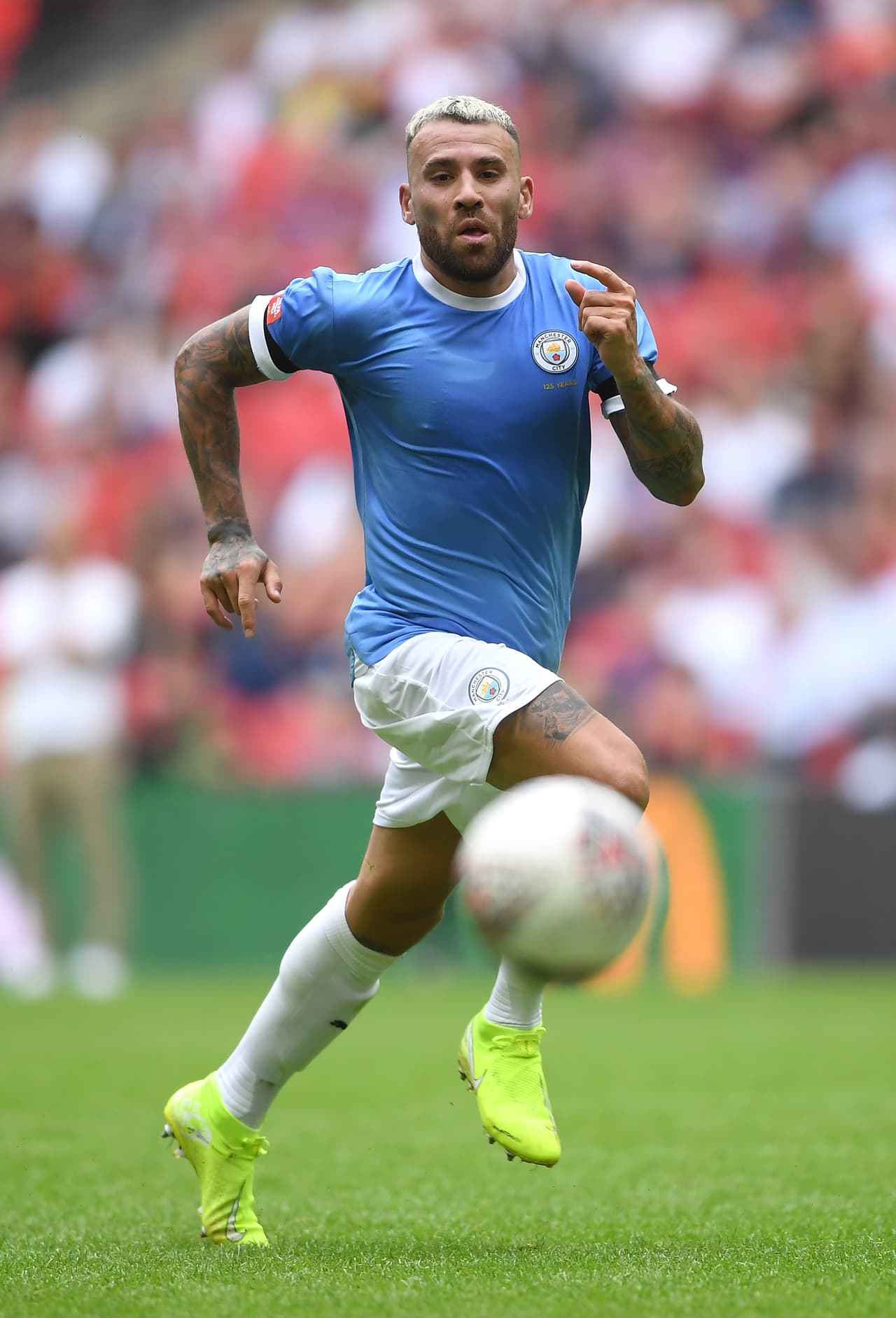 Otamendi jugó como central por izquierda y contó con gran peso en la salida de balón con 50 pases completados. Aprovechó la nueva regla para acompañar a Bravo dentro del área.