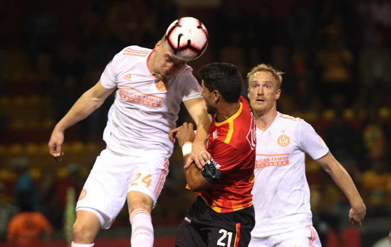 Aunque no estaban dispustos a irse sin pelear los de Atlanta. Pero los minutos pasaban sin que se notara un cambio de planteamiento.