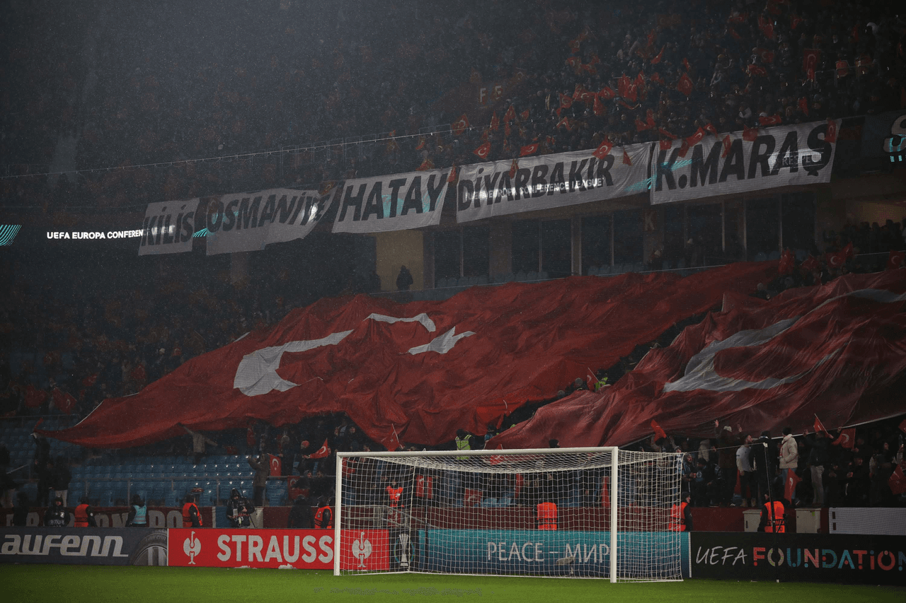 ¡Espectacular! Tifo en honor a rescatistas del terremoto de Turquía