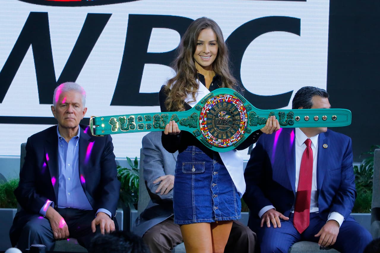 "El cinturón maya está decorado con el dios maya Kukulkán, que en maya, significa Serpiente Emplumada", dijo el diseñador César Menchaca.