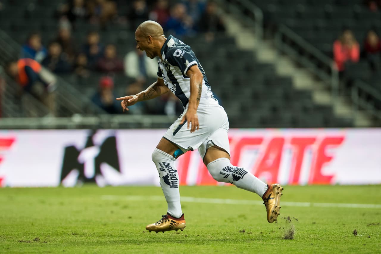 El segundo tanto llegó al minuto 31 por medio del uruguayo Carlos Sánchez, que ratificó el dominio local.