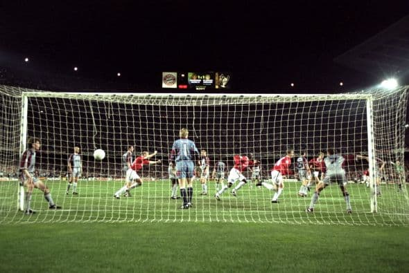 Manchester United perdía 1-0 ante el Bayern Munich y al primer minuto del tiempo de descuento igualó con el tanto de Teddy Sheringham, pero dos minutos después el Campo Nou, estadio donde se jugaba, casi se caía.