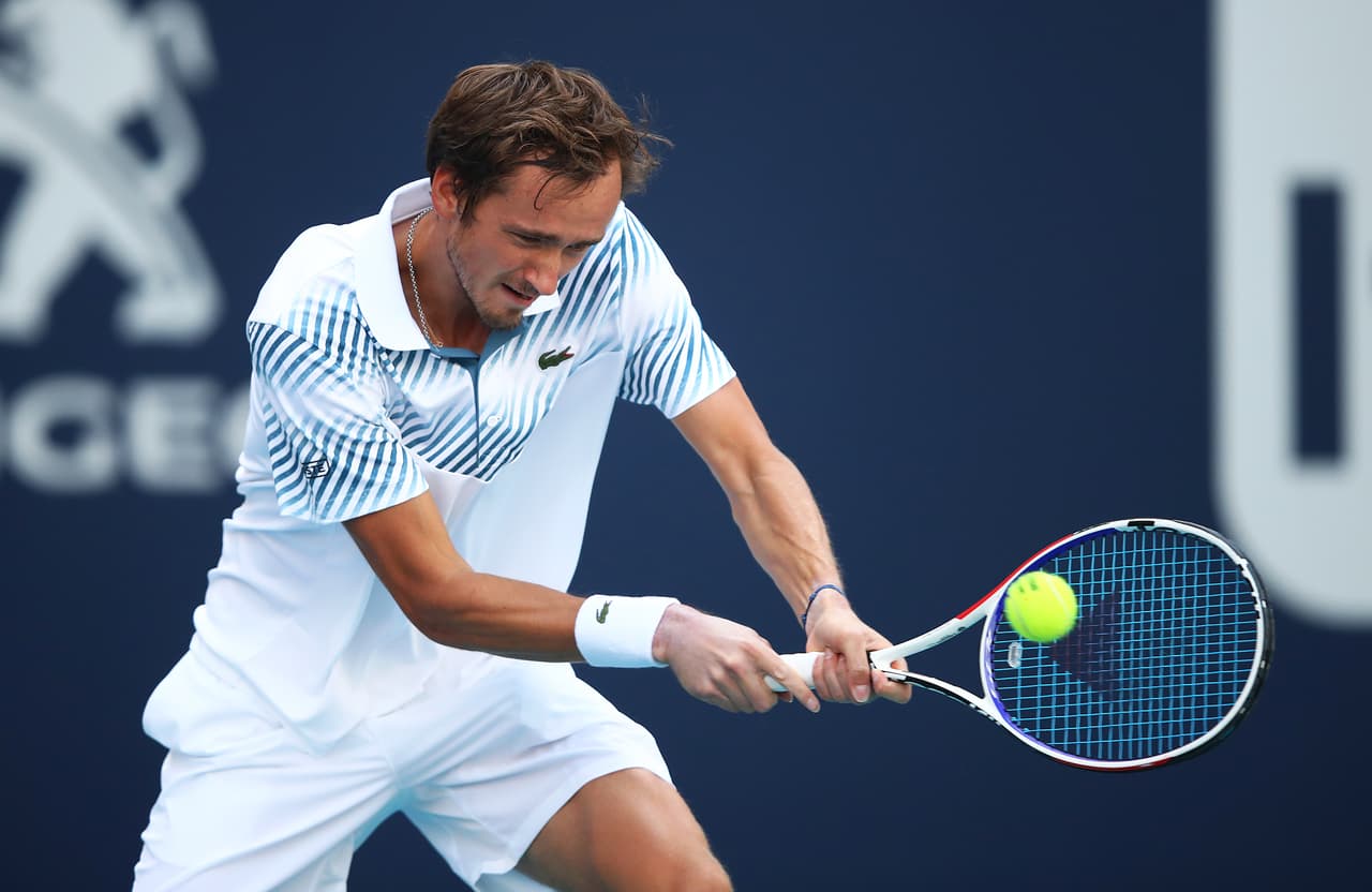 El suizo venció este miércoles por 6-4 y 6-2 al ruso Daniil Medvedev, décimo tercero cabeza de serie, en partido aplazado la pasada noche por lluvia.