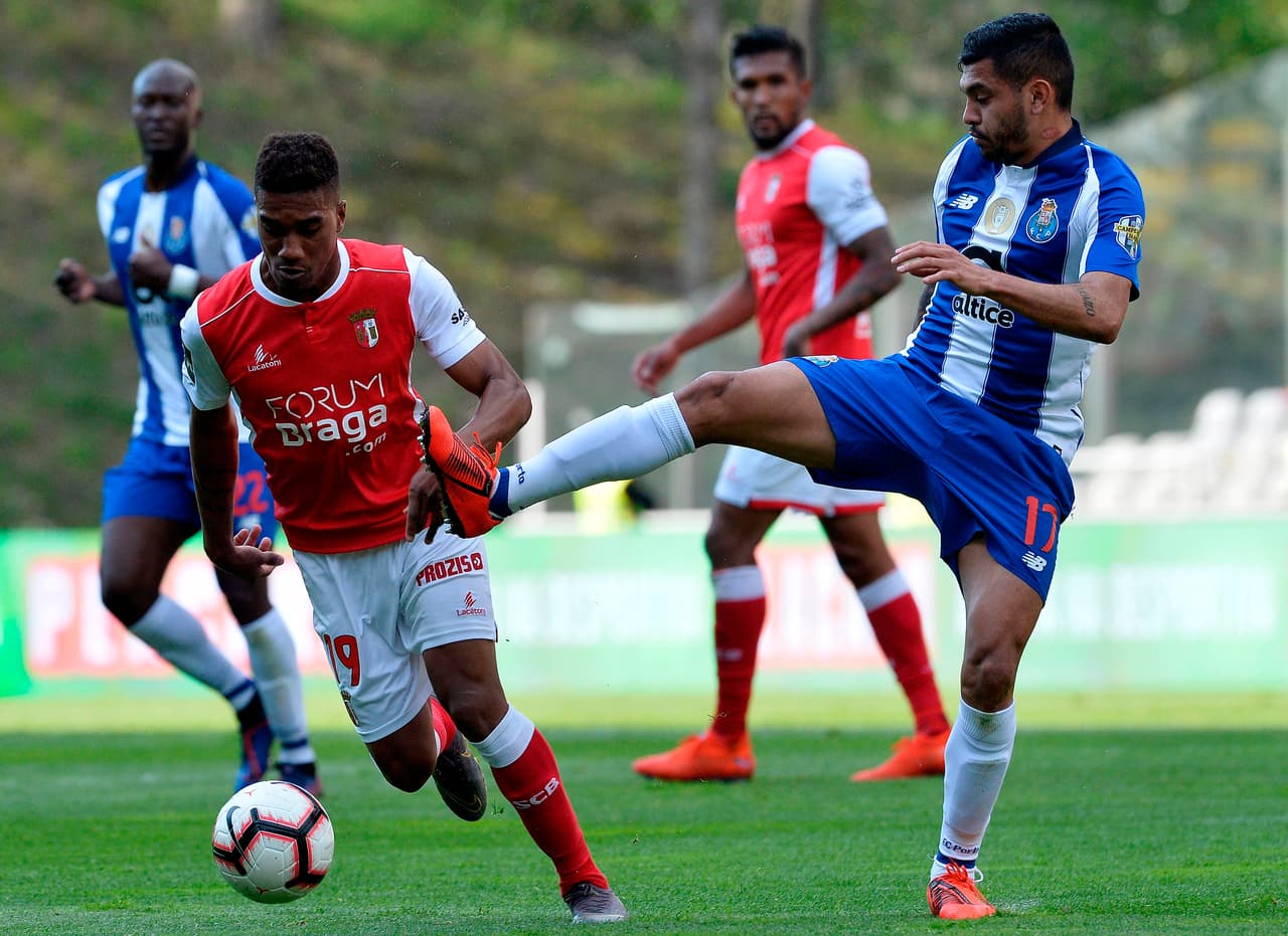 Sporting Braga 2-3 Porto: a pesar de las molestias físicas que no le permitieron ir a la fecha FIFA con el Tri, Jesús Corona jugó los 90 minutos junto a Héctor Herrera en este triunfo del Dragao. Siguen en pelea por el liderato con los mismos puntos del Benfica.