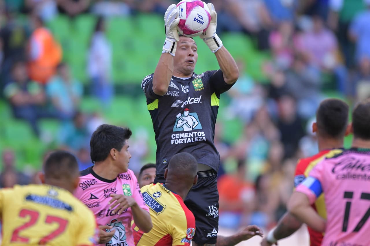Los visitantes propusieron una buena faceta en la primera mitad y por medio de centros intentaron romper el cero pero Rodolfo Cota se mantuvo atento y seguro.