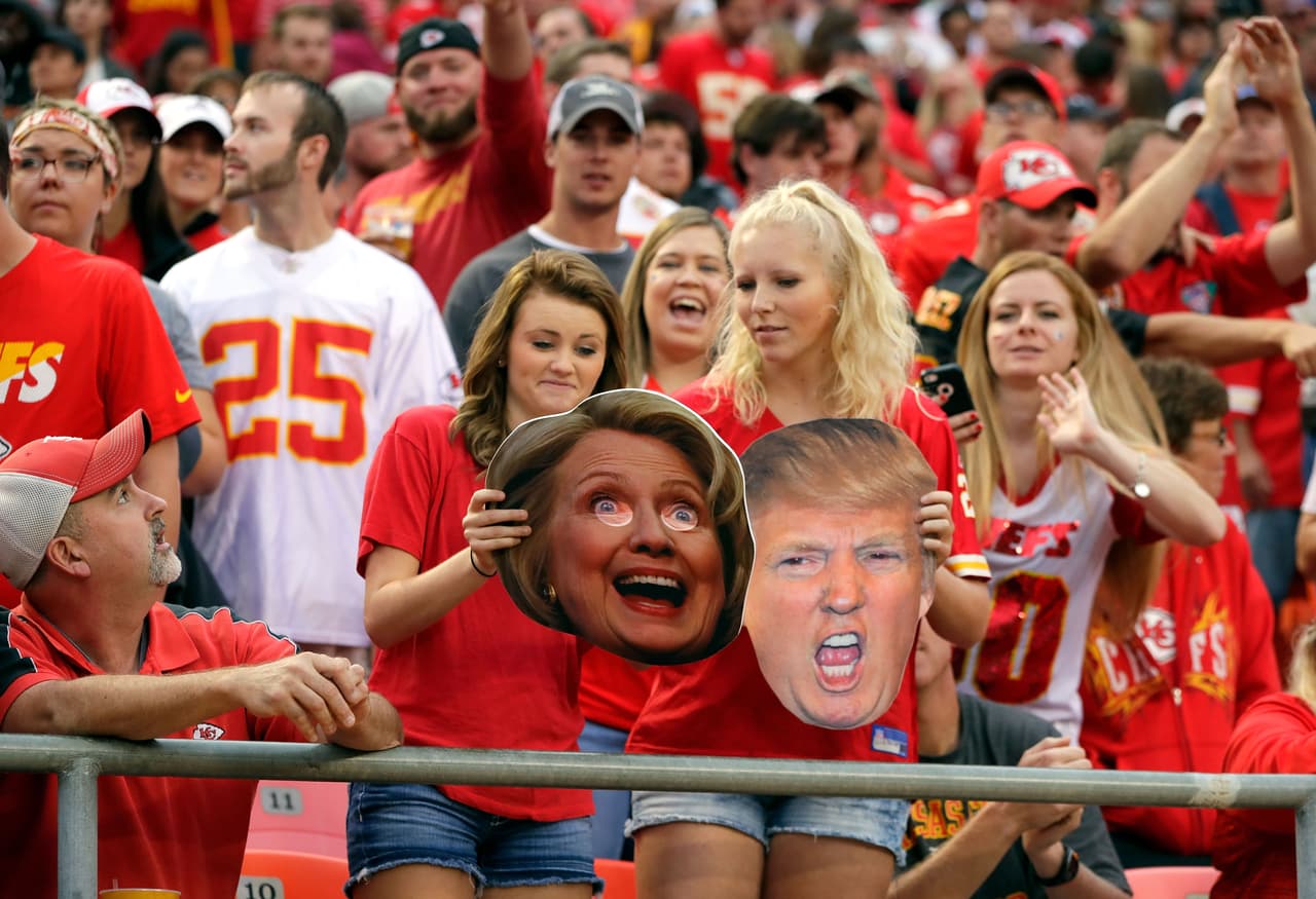 Estos fans de los Chiefs ansiosos por el fútbol americano y por ver el debate entre Clinton y Trump.