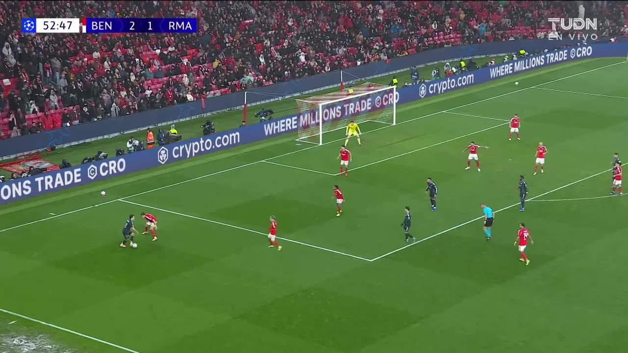 ¡GOL!  anota para Benfica. Andreas Schjelderup