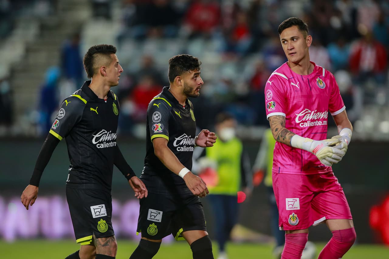 El Pachuca consiguió su segunda victoria del torneo tras vencer por 2-1 a las Chivas. Los Tuzos aprovecharon un grave error del 'Tiba' Sepúlveda y Raúl Gudiño para marcar el segundo tanto después de que Víctor Guzman hiciera el primero. Los rojiblancos reaccionaron con un gol de Ángel Zaldívar por la vía del penal, pero no fue suficiente.