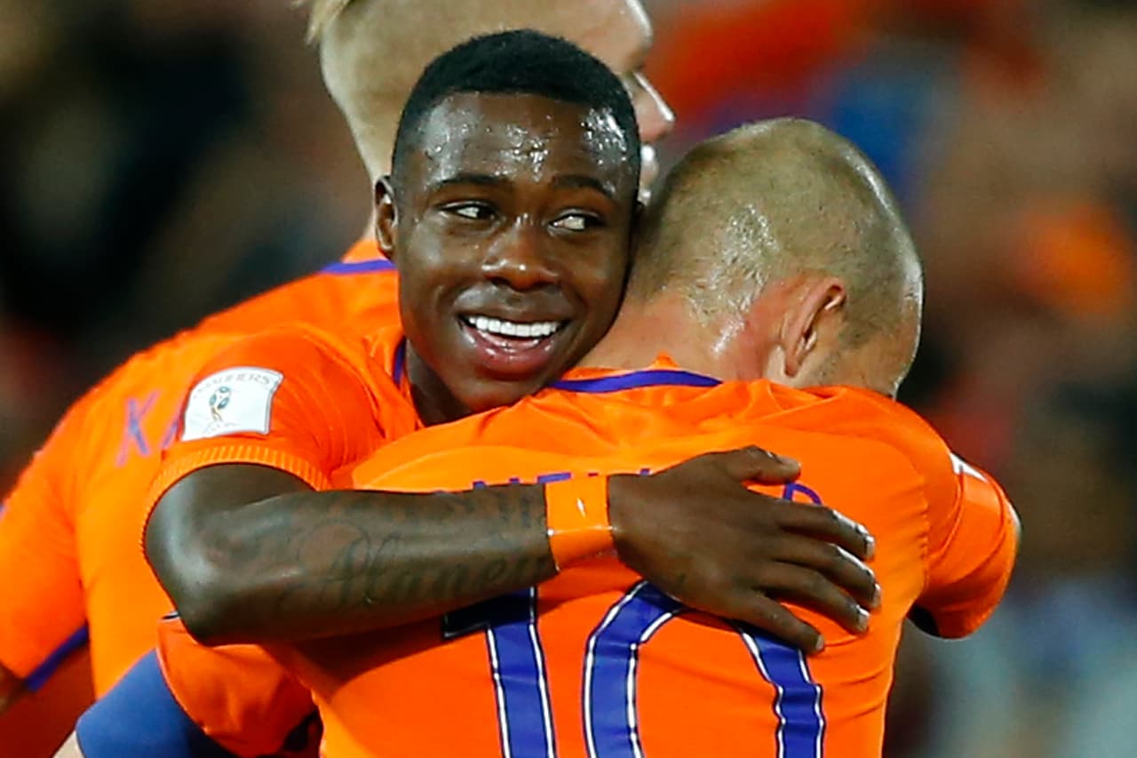 Quincy Promes, que abraza en la imagen a Sneijder, marcó dos goles en el partido en el primer tiempo. Los Tulipanes volvieron a la senda del triunfo.