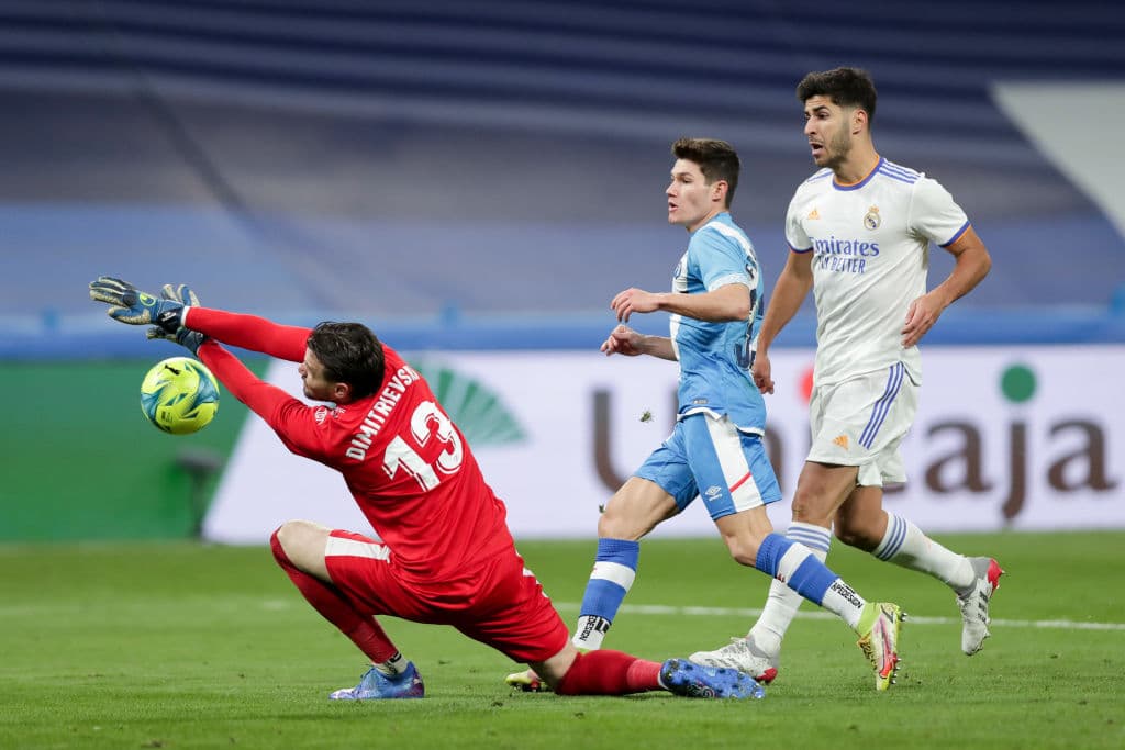 Toni Kroos y karim Benzema adelantan al Real madrid en el primer tiempo y gtras 90 minutos el Madrid logra vencer 2-1 al Rayo Vallecano.