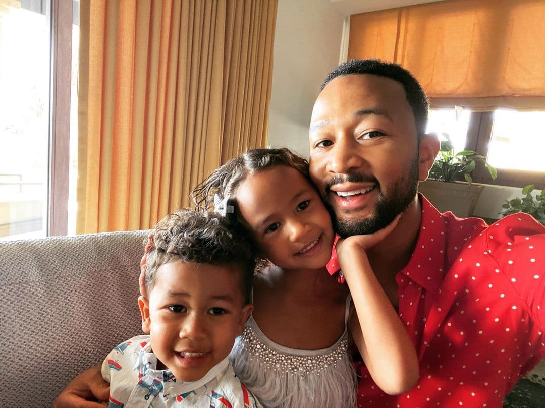Chrissy Teigen celebra la existencia de su esposo, el músico John Legend.