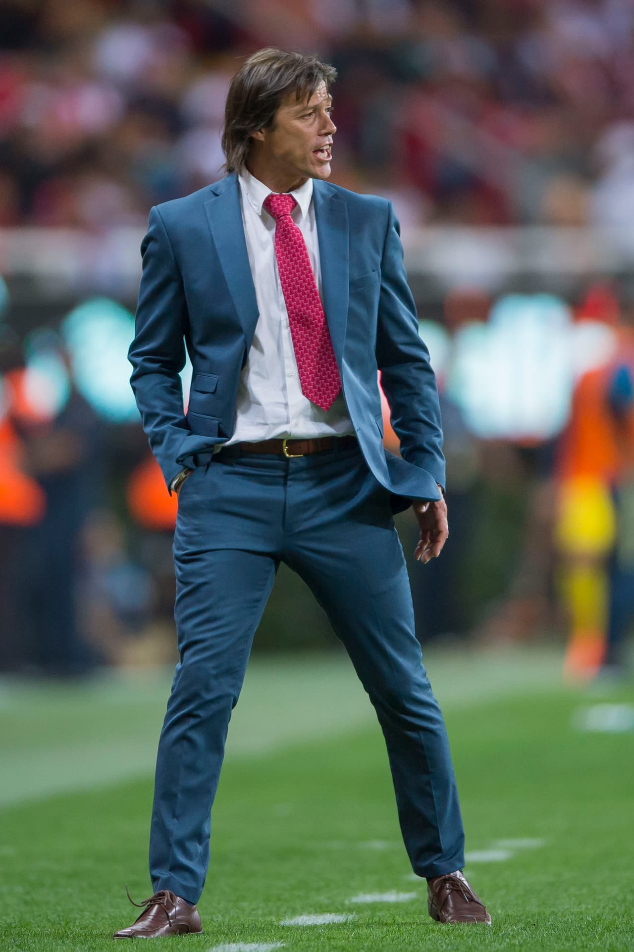 Matías Almeyda vive el Clásico con gran intensidad.