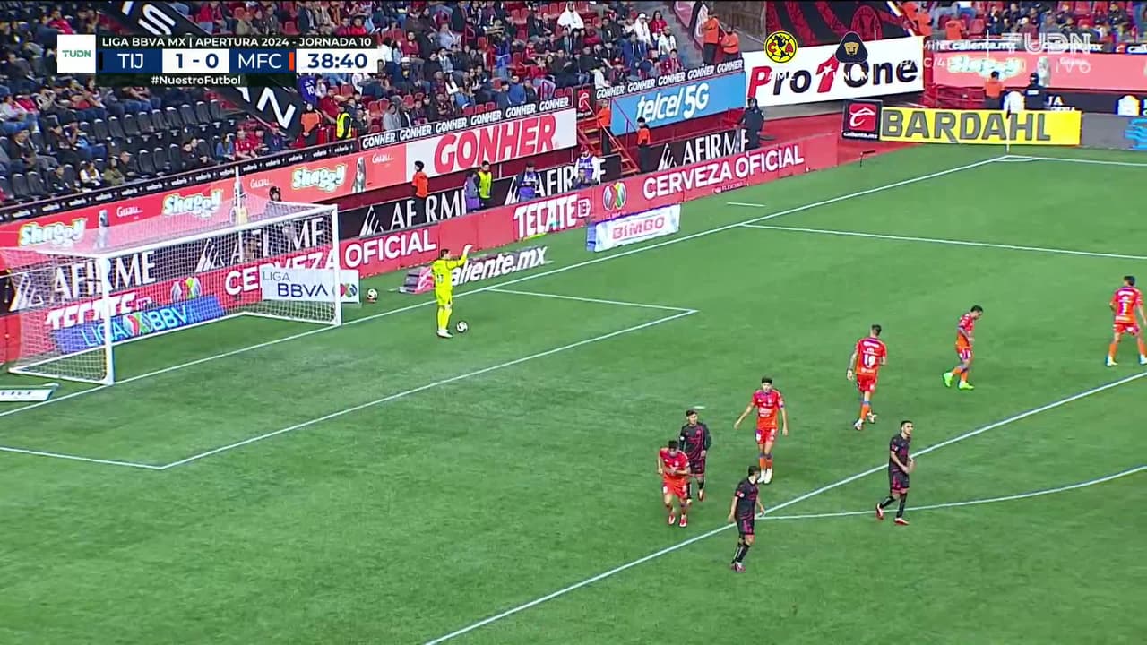 ¡TIRO ATAJADO! disparo por Emanuel Reynoso.