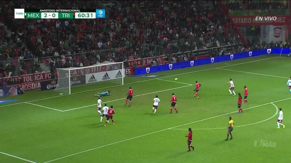 Aikim Andrews despeja el balón y aleja el peligro