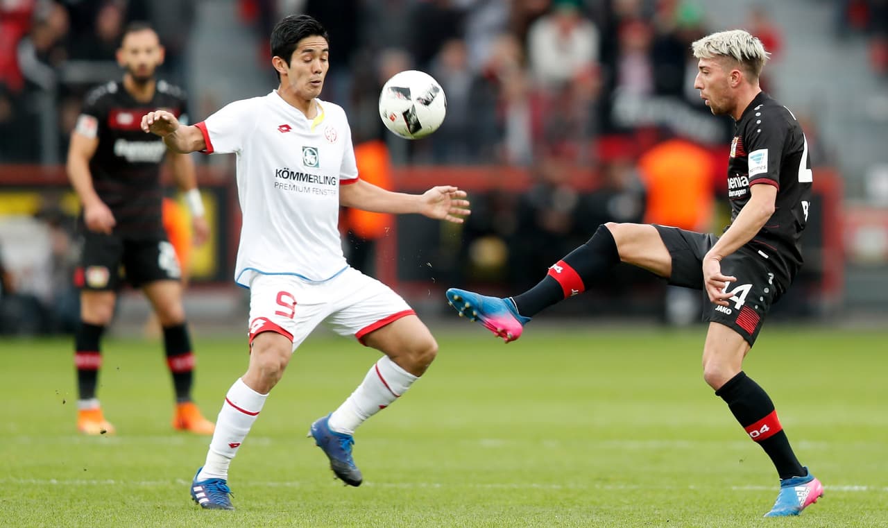 Yoshinori Muto (Mainz) realizó un buen trabajo de marca para taponar la salida del equipo local. Acá, Kevin Kampl (Leverkusen) ante la presión del japonés.