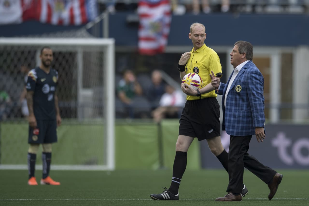 Terminado el primer tiempo el técnico Miguel Herrera reclamó al árbitro de la contienda.