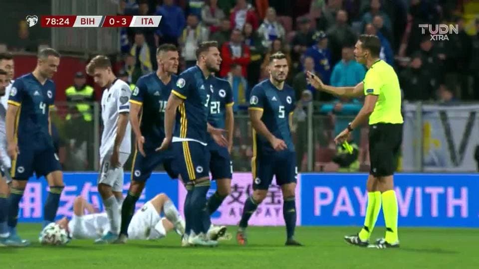 Tarjeta amarilla. El árbitro amonesta a Adnan Kovacevic de Bosnia and Herzegovina