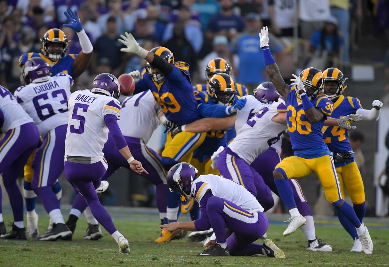 Restando 10:10 del segundo cuarto Dan Bailey (5) pateó un gol de campo de 37 yardas que alejó 10-7 a Minnesota. Más tarde conectaría otro de 39 yardas, pegándole al poste primero.