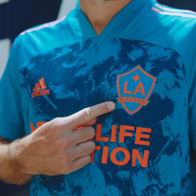 adidas lanzó su línea de camisetas PRIMEBLUE, hechas con resíduos plásticos recogidos en el océano.
<br>
<br>