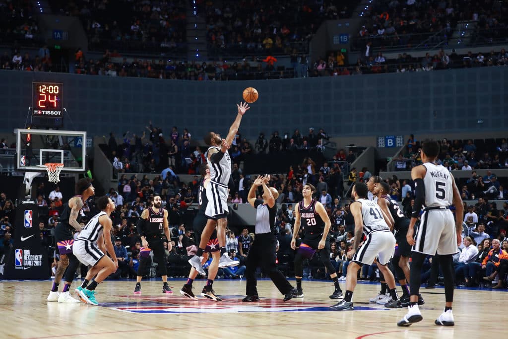 Con una gran actuación de Patty Mills, Los Spurs ganan a los Suns en México 121-119.