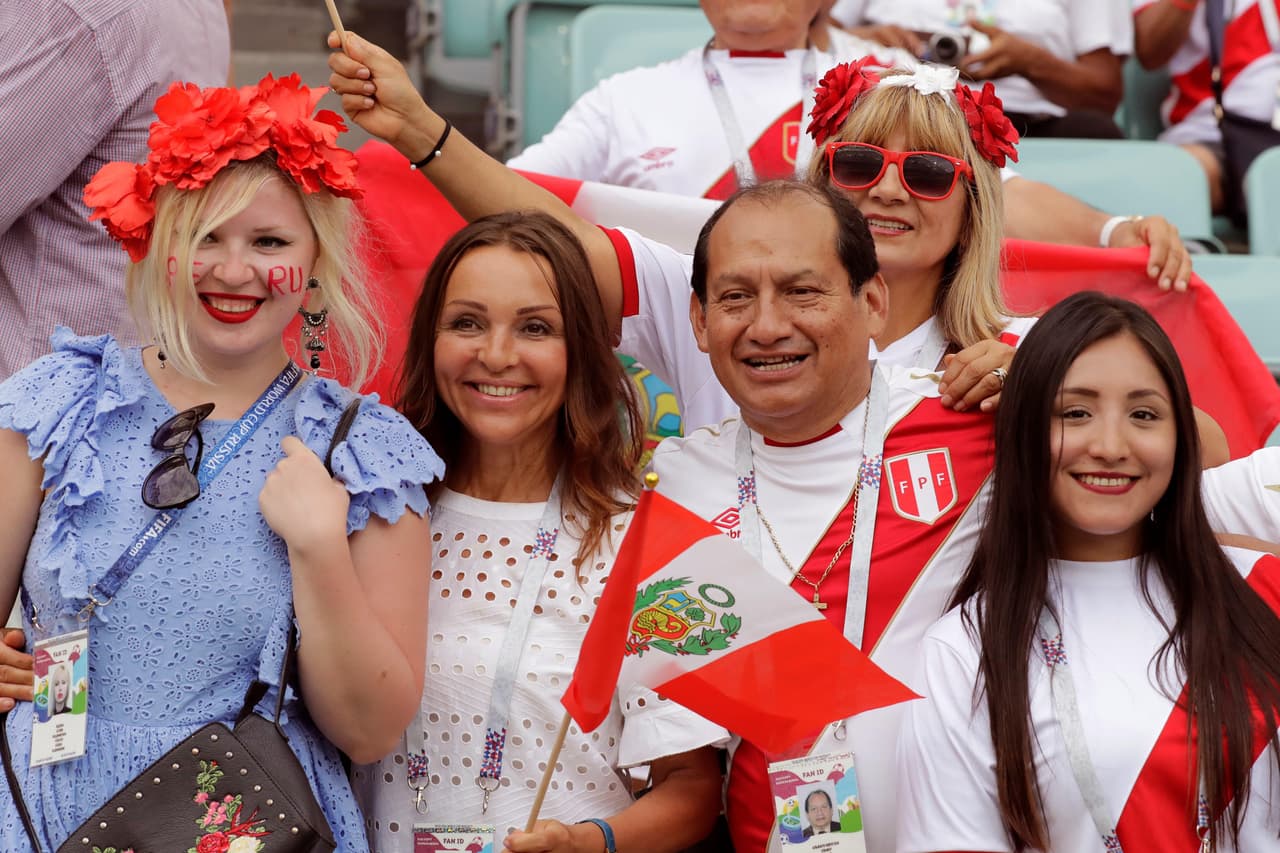 MUN38-20. SOCHI (RUSIA), 26/06/2018.- Aficionados peruanos animan a su selección antes del partido Australia-Perú, del Grupo C del Mundial de Fútbol de Rusia 2018, en el Fisht de Sochi, Rusia, hoy 26 de junio de 2018 (RUSSIA SOCCER FIFA WORLD CUP, Australia, Peru, Sochi). EFE/Sebastião Moreira [ATENCIÓN EDITORES: Sólo Uso editorial. Prohibido su uso en referencia con entidad comercial alguna. Prohibido su uso en alertas, descargas o mensajería multimedia en móviles. Las imágenes deberán aparecer como fotografías congeladas y no podrán emular la acción del juego mediante secuencias o fotomontajes. Ninguna imagen publicada podrá ser alterada, mediante texto o imagen superpuesta, en el caso de que (a) intencionalmente oculte o elimine el logotipo de un patrocinador o (b) añada y/o cubra la identificación comercial de terceras partes que no esté oficialmente asociada con la Copa Mundial de la FIFA.]