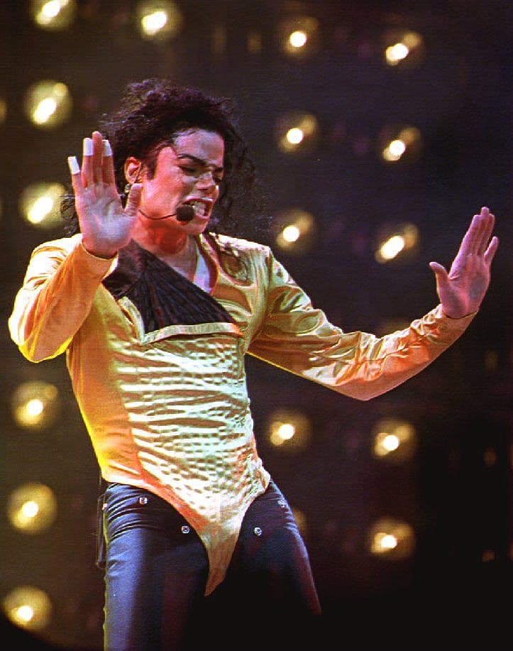 Muchos empezaron a creer que el cantante fingió su muerte, pero finalmente, la imagen bajó de las tendencias y los rumores se detuvieron nuevamente.