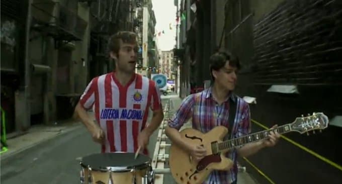 El 'Rebaño Sagrado' no sólo tiene fans en México. Aquí se ve a Chris Tomson de Vampire Weekend con la playera de Chivas.