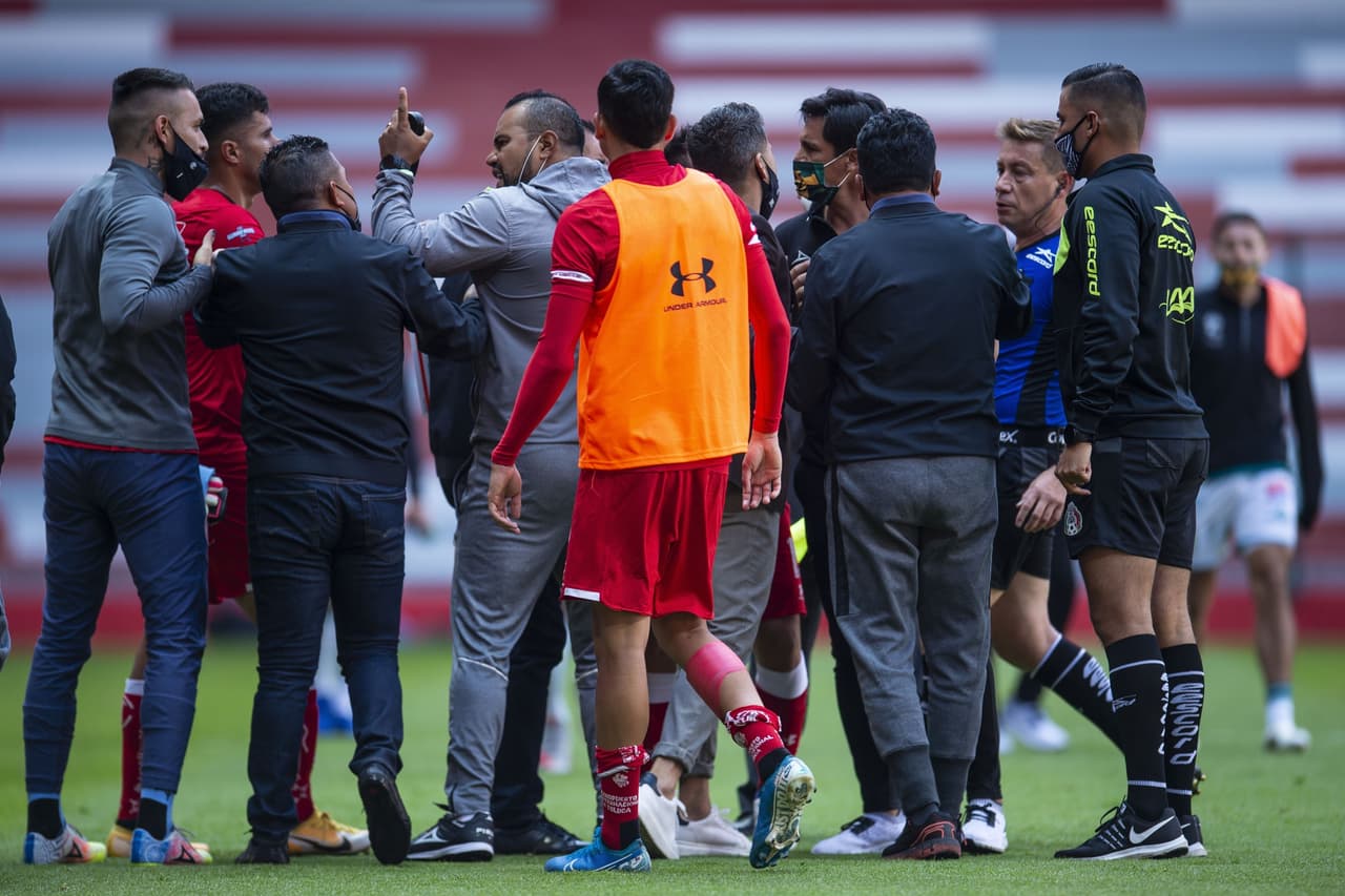 Toluca y León reparten puntos tras empate en el Nemesio Diez 1-1. José David Ramírez abrió el marcador al minuto 21 pero le sigió Michael Estrada de los 'Diablos' para igualar marcador y, tras una tarjeta roja, Canelo anotaba penal, pero al minuto 73, el León empataba con anotación de Luis Montes.