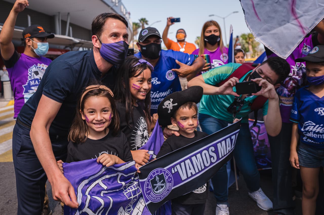 La afición de Mazatlán le da una cálida bienvenida a el nuevo entrenador de sus filas, Beñat San José.
